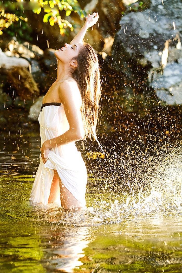 Marie Avgeropoulos in Sucre